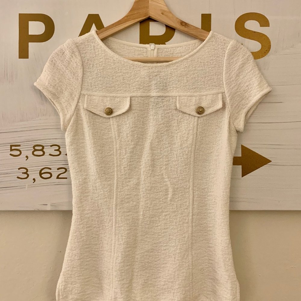 ST. JOHN Fitted White Ribbed Top Gold Buttons